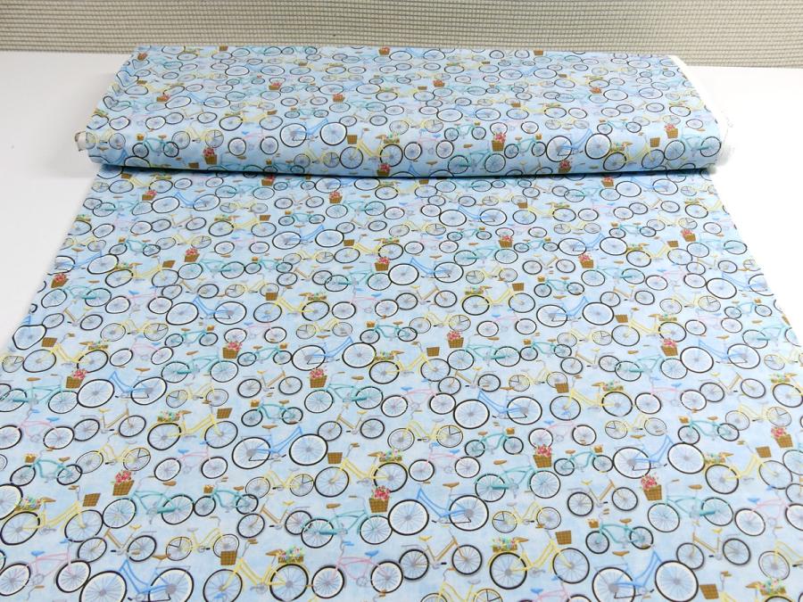 Preview: Patchworkstoff mit vielen bunten Fahrrädern. Einige Fahrräder haben einen Korb mit Blumen auf dem Gepäckträger.
